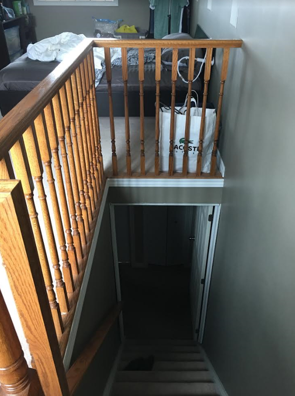 上阁楼的单独楼梯和门
